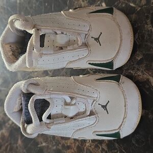 Nike Air Jordan Infant shoes Sz 1C White & Green